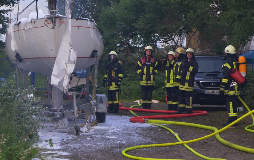 Feuer 1 Yacht explodiert Koeln Muelheim Hafen Muelheim P020.JPG